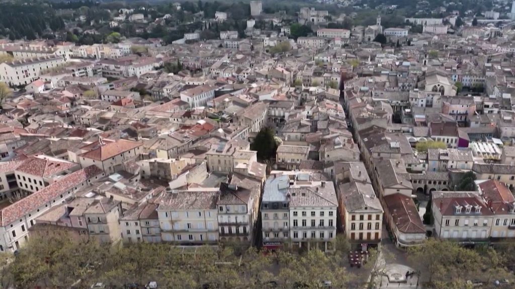 À Montélimar, capitale du nougat, le trafic de drogue empoisonne la vie des habitants
Dans la Drôme, la ville paisible de Montélimar connaît une implantation du trafic de drogue, avec des réseaux qui ne cessent de s'étendre. Les habitants sont excédés.