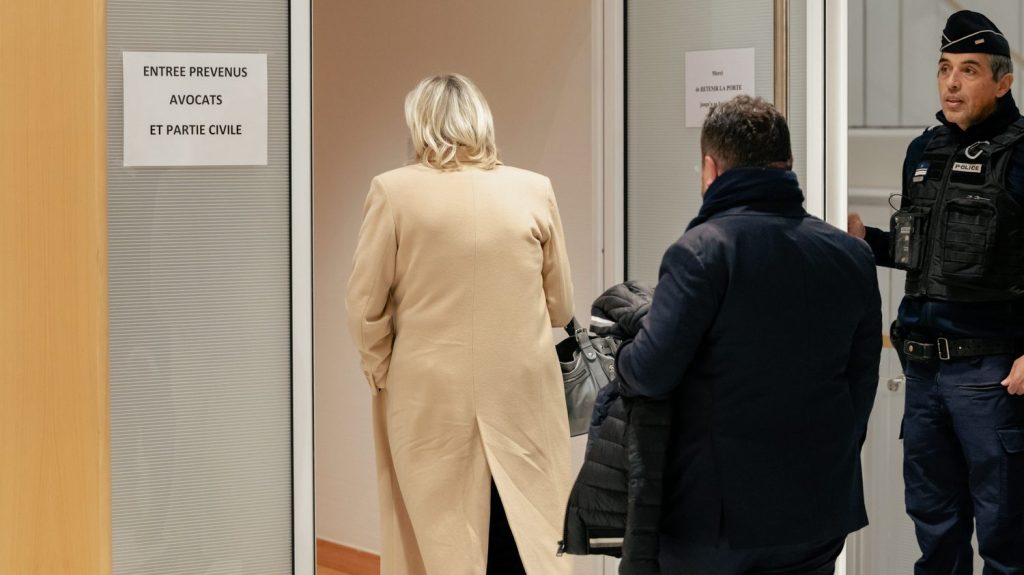 La chanson perpétuelle de la moralisation de la vie politique
Le procès de dirigeants du Rassemblement national nous le rappelle : cela fait longtemps que la culture populaire réclame un personnel politique irréprochable.