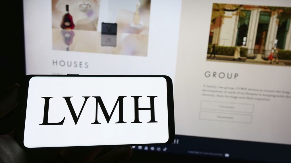 Industrie du luxe : la nécessaire mutation stratégique face au ralentissement du marché
L’industrie du luxe contribue au dynamisme commercial de la France à l’étranger, mais s’il veut continuer de s’imposer, le secteur doit élargir sa clientèle en tentant de séduire les jeunes notamment.