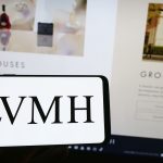 Industrie du luxe : la nécessaire mutation stratégique face au ralentissement du marché
L’industrie du luxe contribue au dynamisme commercial de la France à l’étranger, mais s’il veut continuer de s’imposer, le secteur doit élargir sa clientèle en tentant de séduire les jeunes notamment.