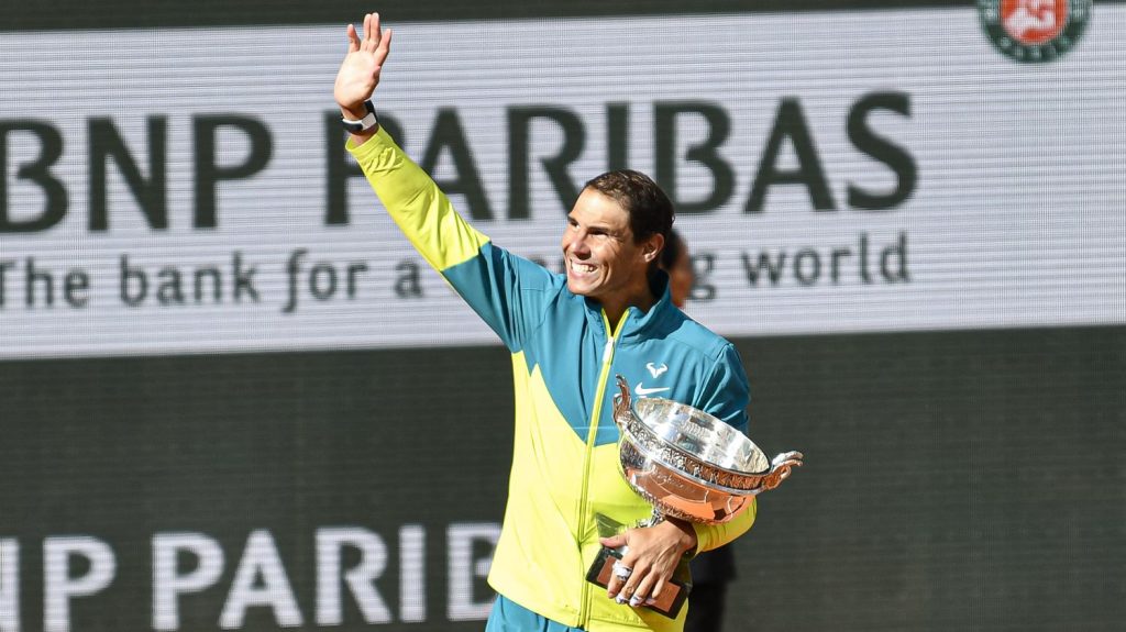 :
Podcast
Les adieux de Nadal, trop de jeunes sautent des repas et Dragon Ball a 40 ans : ça dit quoi ce 20 novembre ?
Ce mercredi 20 novembre, Rafael Nadal a fait ses adieux au monde du tennis professionnel, l'Unicef constate que 23% des moins de 18 ans ne mangent pas trois fois par jour en France et le manga Dragon Ball fête les 40 ans de sa première publication.