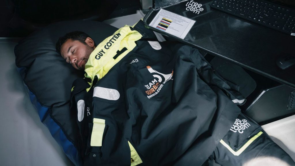 :
Témoignages
"Les émotions sont vraiment à fleur de peau" : comment les navigateurs du Vendée Globe gèrent leur sommeil
Deux semaines de courses déjà dans le Vendée Globe et l'avant de la flotte dans ce tour du monde en solitaire et sans escale cavale toujours dans l'Atlantique Sud. Ces premiers jours en mer n'ont pas été de tout repos et le manque de sommeil commence à peser. La gestion du repos est une clé importante dans une course qui va durer au moins 2 mois et demi.