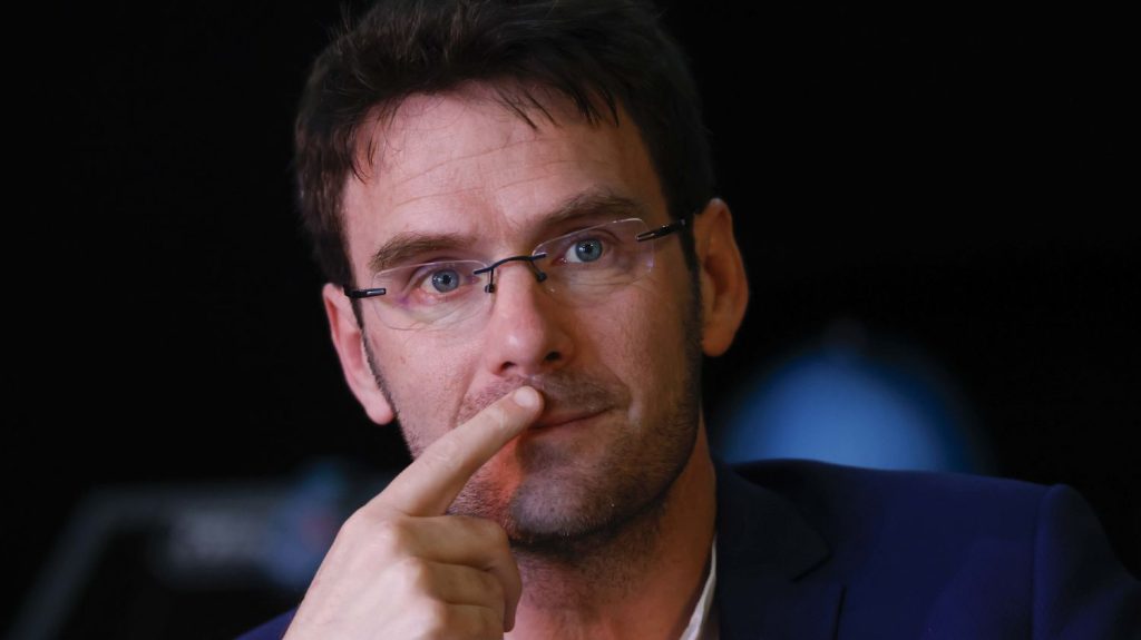 Plan de bienveillance au travail : le maire PS de Rouen transforme la douloureuse expérience de son cancer en initiative politique
Nicolas Mayer-Rossignol, 47 ans, a annoncé, mercredi, se battre contre un cancer depuis deux ans. L'occasion pour lui de lancer un plan de bienveillance au travail dans sa ville et la métropole de Rouen Normandie.