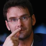 Plan de bienveillance au travail : le maire PS de Rouen transforme la douloureuse expérience de son cancer en initiative politique
Nicolas Mayer-Rossignol, 47 ans, a annoncé, mercredi, se battre contre un cancer depuis deux ans. L'occasion pour lui de lancer un plan de bienveillance au travail dans sa ville et la métropole de Rouen Normandie.