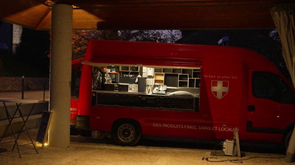 NomadBar, le bistrot ambulant de la Haute-Savoie
Le 13 heures découverte a suivi Marie-Victoire Landeau dans son aventure derrière le volant du NomadBar, un bistrot ambulant qui fait le tour de la Haute-Savoie.