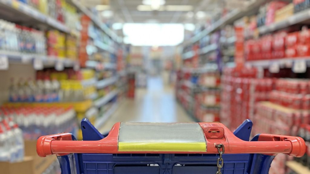 Grande distribution : "La pandémie a poussé les gens à commander par Internet, l'idée du magasin complètement monomaniaque, ça a été une période"
Cette semaine Auchan a annoncé la suppression de 2400 emplois en France, des fermetures de magasins. Les syndicats de Casino parlent aussi de 3000 postes en moins pour le groupe stéphanois.