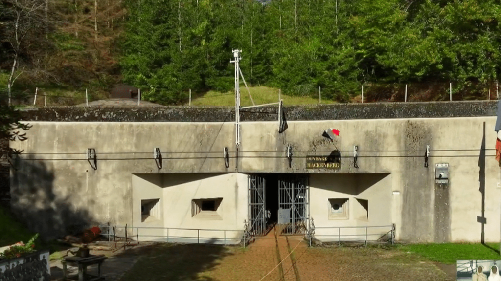 Patrimoine : ces passionnés d'histoire qui préservent la mémoire de la ligne Maginot
La ligne Maginot devait permettre aux Français de se protéger d'une invasion allemande, après les échecs subis pendant la Première Guerre mondiale. Aujourd'hui, les fortifications ou les blockhaus qui la constituent font l'objet de visites pour ne pas sombrer dans l'oubli.