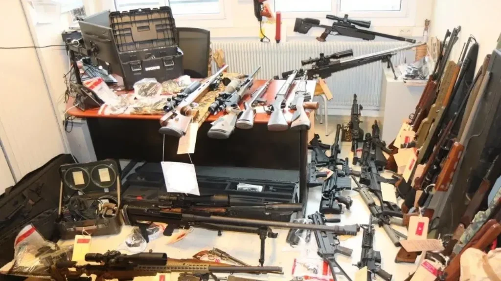 Des policiers découvrent 40 armes à feu et de la drogue chez un habitant de Portes-lès-Valence dans la Drôme
Les forces de l'ordre effectuaient une perquisition chez ce Drômois dans une affaire de stupéfiants.