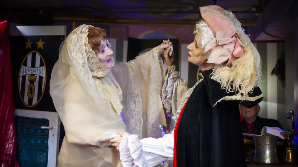 "Les Rapaces" : une pièce virulente revisite l'univers impitoyable de Fiat en Italie
Les auteurs des "Rapaces" revendiquent l'écriture d'une pièce à charge sur l'héritage de la famille Fiat, à l'issue de la mort du fondateur de la célèbre marque automobile.
