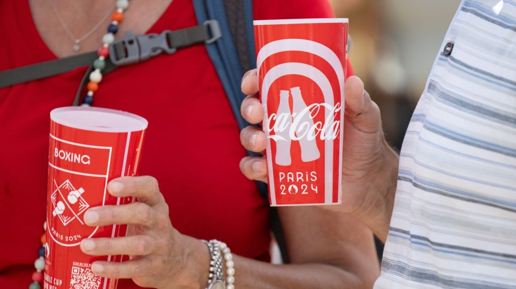 Paris 2024 : l'ONG France Nature Environnement porte plainte contre Coca-Cola pour greenwashing
Pour l'ONG, le géant de la boisson sucrée a trompé les consommateurs en affichant de fausses ambitions écologiques et doit aujourd'hui répondre "de ses actes".