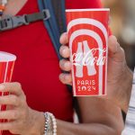 Paris 2024 : l'ONG France Nature Environnement porte plainte contre Coca-Cola pour greenwashing
Pour l'ONG, le géant de la boisson sucrée a trompé les consommateurs en affichant de fausses ambitions écologiques et doit aujourd'hui répondre "de ses actes".