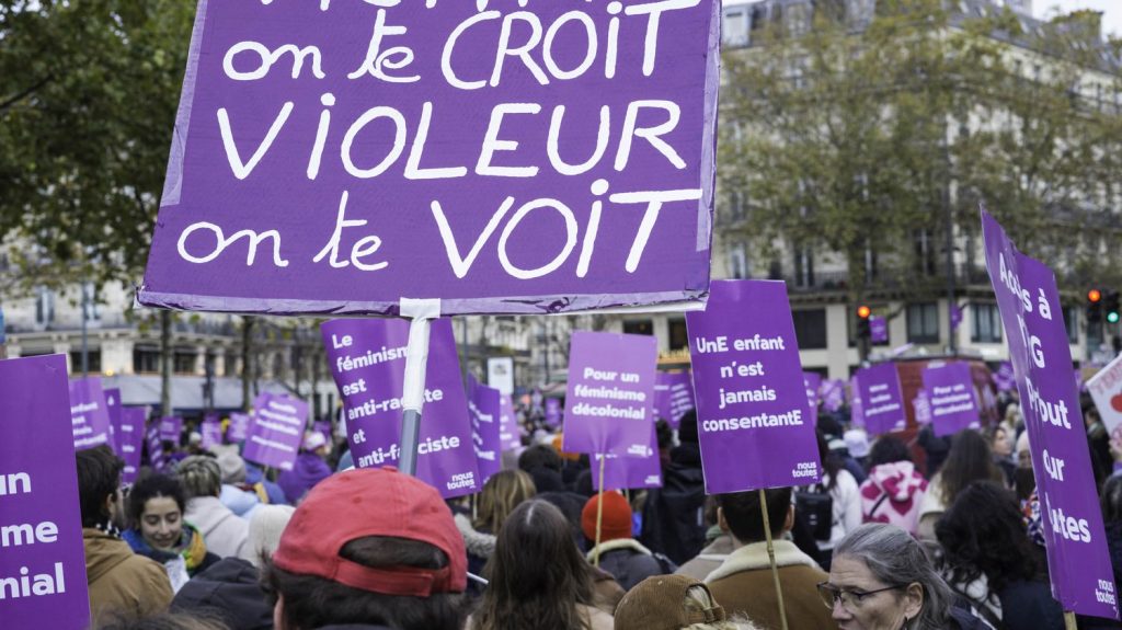 :
Podcast
Dépôts de plainte à l'hôpital, traité anti-plastique et Antoine Dupont le Goat : ça dit quoi ce 25 novembre ?
Ce lundi 25 novembre, les femmes victimes de violences pourront porter plainte dans tous les hôpitaux français d'ici fin 2025, 175 pays commencent à négocier un traité contre la pollution plastique et Antoine Dupont a été sacré meilleur joueur de rugby à sept au monde.