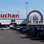 Auchan : inquiète par un plan social "de grande envergure", la CFDT dénonce "les errances stratégiques" du groupe "qui ont généré des centaines de millions d'euros de dépenses, voire de pertes"
Le groupe Auchan présente, mardi, un projet de plan social d'ampleur. Jusqu'à 2 300 emplois sont menacés.