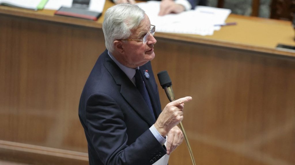 Michel Barnier veut "savoir" ce qu'Auchan et Michelin ont fait "de l'argent public" que l'Etat "leur a donné", après l'annonce de plans sociaux dans les deux entreprises
"Nous allons poser des questions et nous verrons si cet argent a été bien ou mal utilisé pour en tirer les leçons", a dit mardi le Premier ministre lors des questions au gouvernement.