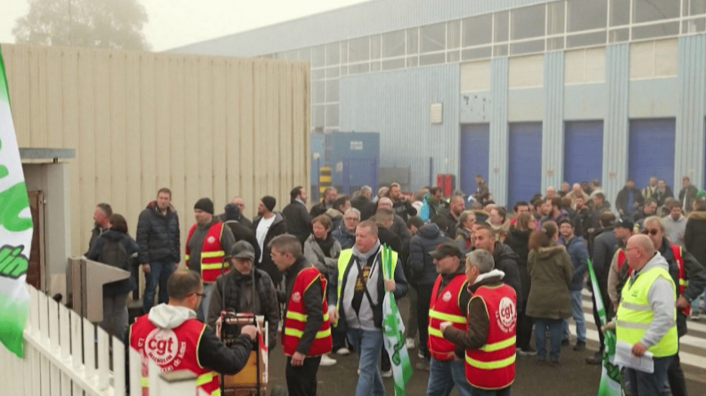 Emploi : les plans sociaux se multiplient en France
Après de nombreux trimestres positifs, les suppressions de postes se multiplient chez Michelin ou Auchan. On dénombre un record de 66 000 défaillances d'entreprises en un an, en pleine séquence politique et budgétaire sous tension.