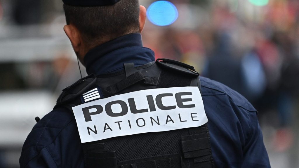 Un policier gravement blessé à la hachette dans l'Essonne, cinq personnes interpellées
Les policiers intervenaient dans un appartement de Savigny-sur-Orge, où ils soupçonnaient un trafic de stupéfiants.