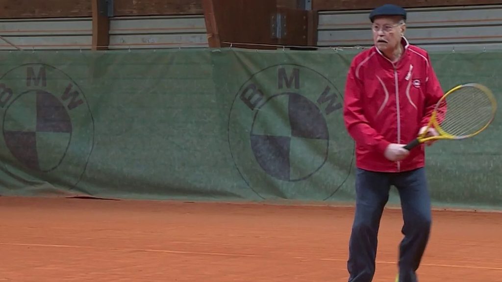 Qui est Armand Combes, ce centenaire qui foule toujours la terre battue ?
France 2 vous emmène découvrir le portrait d’Armand Combes, un centenaire ultra-actif et mordu de tennis. À 100 ans, il travaille toujours ses coups droits.