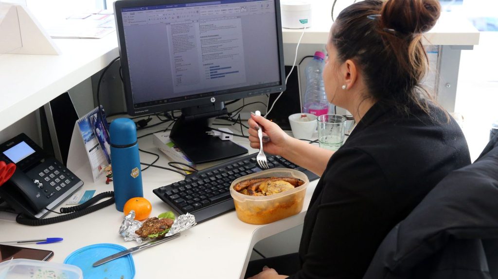 "Gamelle", que de nombreux Français emportent au travail
Nous sommes de plus en plus nombreux à préparer notre frichti pour le repas de midi, sur le lieu de travail. Est-ce un phénomène nouveau ?