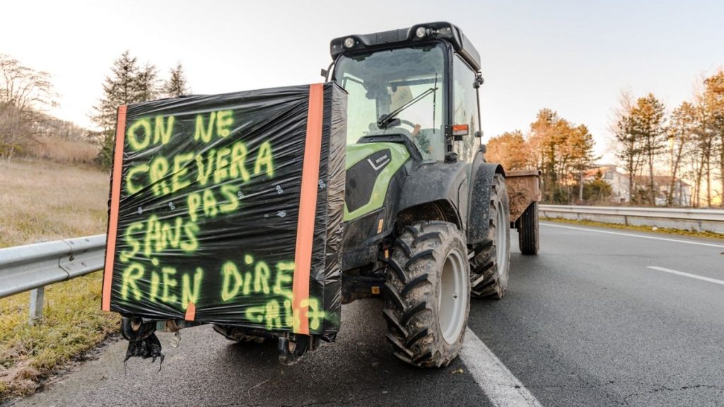 Le ministère de l'Agriculture détaille les prêts bonifiés dont pourront bénéficier les agriculteurs, avant une nouvelle mobilisation du secteur
Les prêts plafonnés sont censés permettre aux agriculteurs de mieux résister aux problèmes de court terme comme aux problèmes structurels, par exemple le changement climatique.
