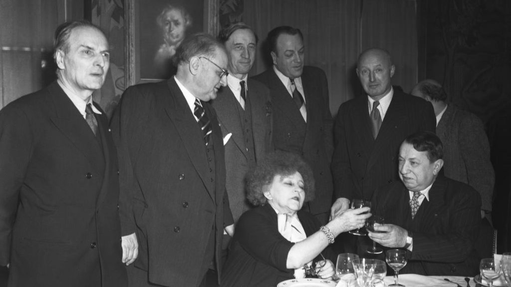 Le Goncourt : "C'est un prix de la société civile, et ça, c'est quand même une belle victoire" estime Jean Viard
On saura demain qui va recevoir le prix Goncourt, le plus prestigieux des prix littéraires en France, un prix créé par testament par Edmond de Goncourt en 1892, qui récompense des auteurs d'expression française.
