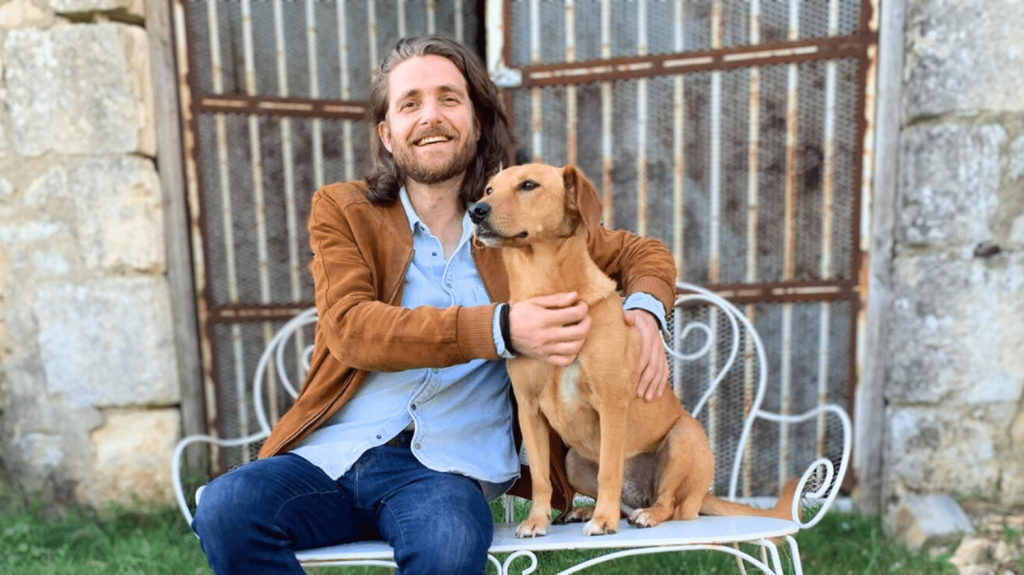 Benjamin Stock décroche le prix de Flore 2024 avec "Marc", un ouvrage humoristique sur Marc Levy
Le lauréat reçoit un prix de 6 150 euros ainsi qu'un verre de pouilly-fumé, gravé à son nom, chaque jour pendant un an, à la célèbre brasserie parisienne.