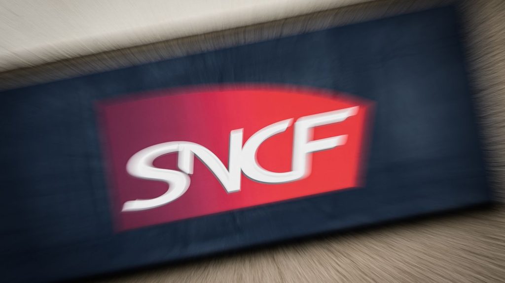 SNCF : des centaines de voyageurs bloqués dans un TER Hendaye-Bordeaux, transférés sur les voies en pleine nuit
À cause d'un problème d'alimentation électrique dans les Landes, 200 passagers d'un TER Hendaye-Bordeaux sont restés coincés plus de quatre heures dans un train sans lumière et sans chauffage dans la nuit de vendredi à samedi.