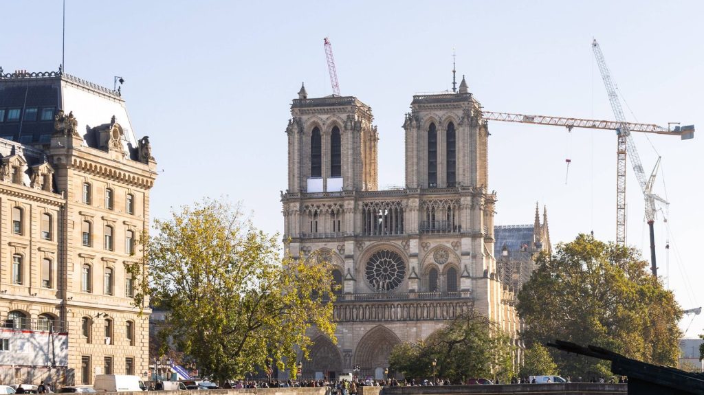 Réouverture de Notre-Dame : l'archevêque de Paris esquisse le programme du week-end des 7 et 8 décembre
Au cours de cette cérémonie "le président de la République prendra la parole pour dire, nous avons tenu le pari" d'une réouverture en cinq ans, a précisé Mgr Ulrich.