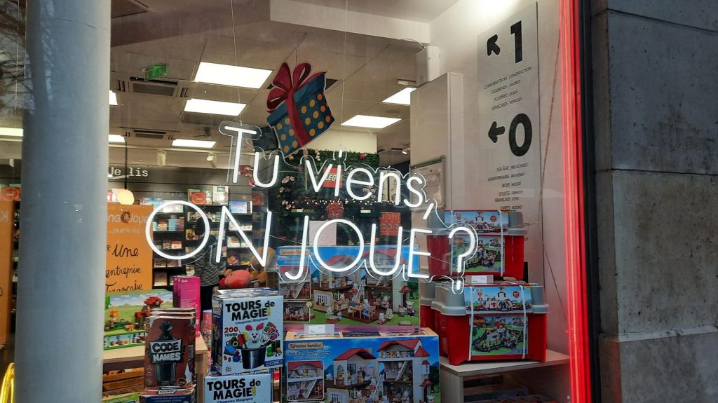 :
Reportage
"Les promotions font venir les clients" : à quelques semaines de Noël, les magasins de jouets tentent de concurrencer internet et le Black Friday
La concurrence est rude depuis l'avènement d'internet pour les grandes enseignes de jouets, nombreuses à anticiper les promotions pour attirer les clients.