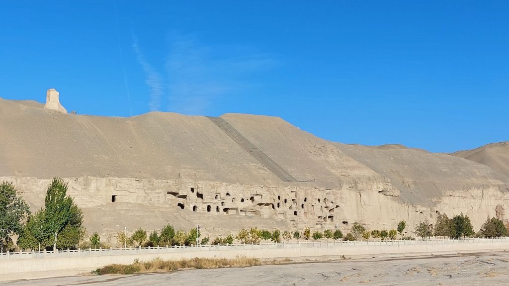 :
Reportage
"Quand la tempête de sable arrive, on ferme les grottes" : en Chine, dans le désert de Gobi, les autorités tentent de protéger un patrimoine millénaire
Les grottes de Mogao, creusées dans la roche il y a plusieurs millénaires, sont fragilisées par le dérèglement climatique.