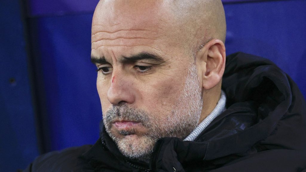 Dans le sport, "la valeur humaine et la valeur de la performance se confondent", explique une psychologue après les images d'automutilation de Pep Guardiola
Le match de Manchester City face à Feyenoord mardi 26 novembre a littéralement fait souffrir l'entraîneur catalan des Sky Blues qui est apparu avec d'importantes griffures sur le crâne et le visage. Meriem Salmi, psychologue de sportifs, explique ce qui peut amener à ces comportements.
