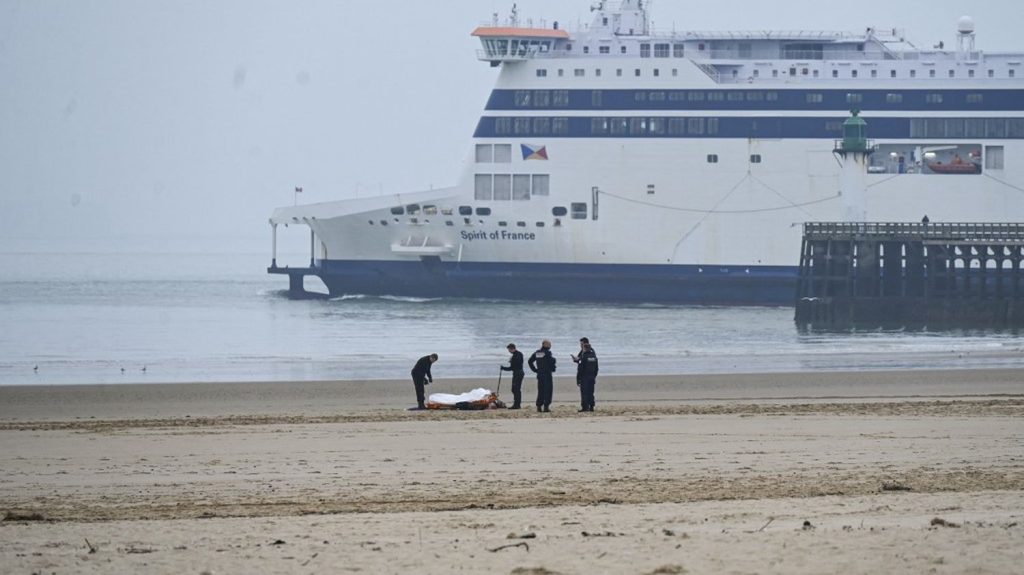 Dans le Pas-de-Calais, quatre corps découverts en mer et sur une plage en deux jours
"Les actes d'enquête auront pour but de déterminer si ces corps peuvent être rattachés aux naufrages ou événements maritimes avec décès survenus dernièrement", a précisé le procureur de Boulogne-sur-Mer, alors que les traversées de migrants sont quotidiennes dans la région.