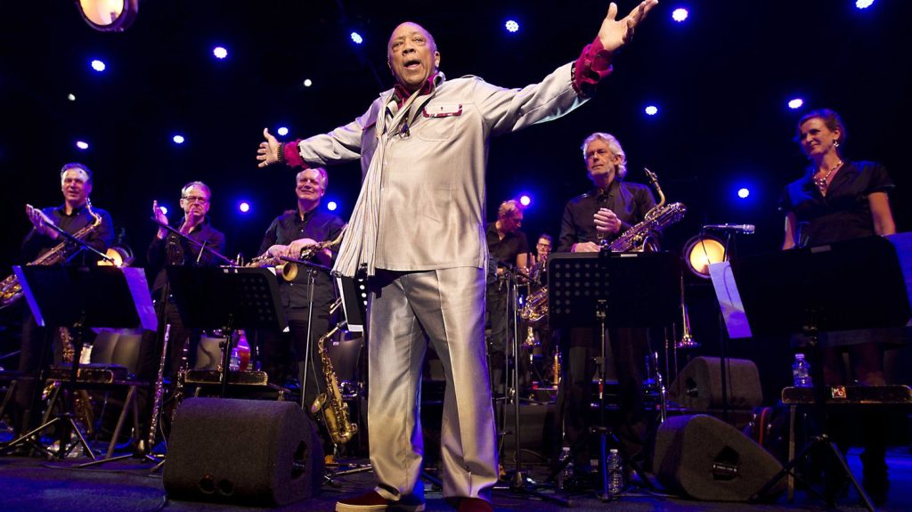 Mort de Quincy Jones : cette autre carrière du producteur américain
Le musicien et producteur américain Quincy Jones est mort, à l'âge de 91 ans, après plus de 70 ans d'une carrière immense, en solo ou auprès des plus grands, de Franck Sinatra à Michael Jackson, mais il y a beaucoup d'autres facettes de lui à (re)découvrir.