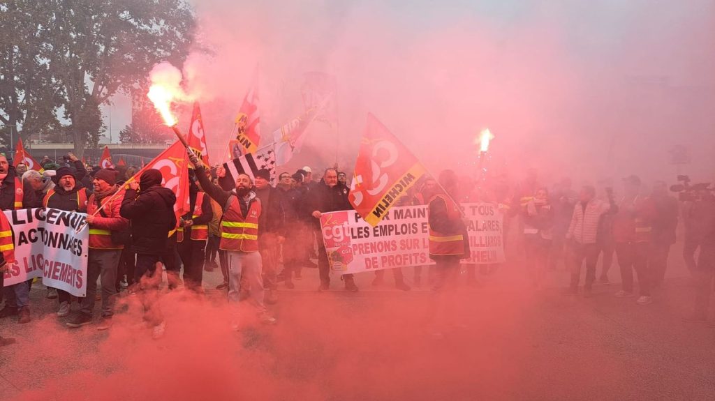 :
Reportage
"Il y avait de la fierté à bosser pour cette boîte" : les "Michelin" rassemblés à Clermont-Ferrand "pour les copains de Cholet et de Vannes"
Une semaine après l'annonce de la fermeture des sites du Maine-et-Loire et du Morbihan, environ 500 salariés du groupe de pneumatiques se sont rassemblés devant la maison mère pour demander des comptes à leur direction.