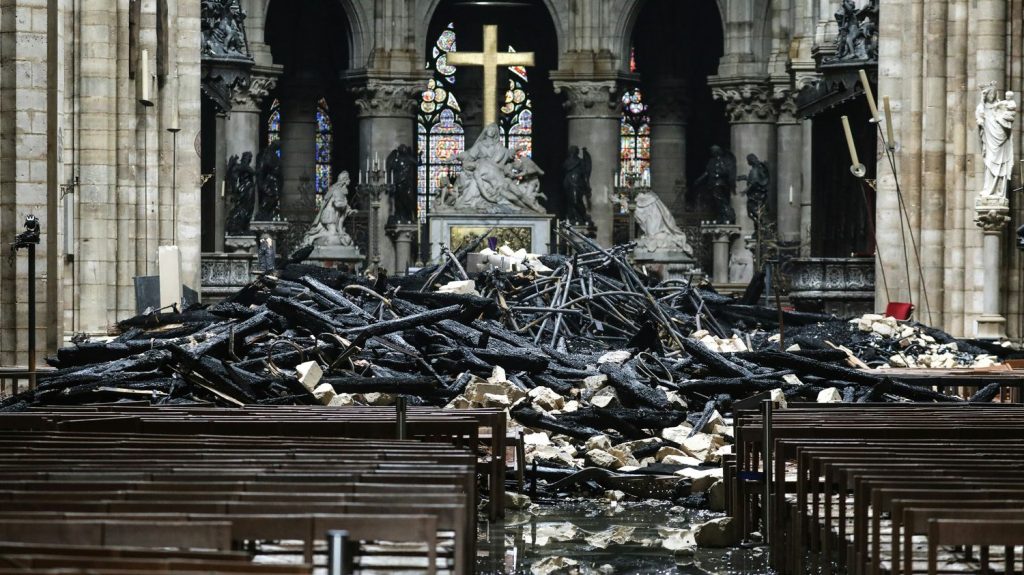 "Ils ont sauvé Notre-Dame" (2/6) : une mobilisation hors-norme
Dans ce deuxième épisode, découvrez l'émotion intense qui a saisi le monde entier, la mobilisation exceptionnelle des Français et les défis architecturaux et humains qui ont jalonné le chantier de reconstruction de Notre-Dame de Paris.
