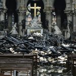 "Ils ont sauvé Notre-Dame" (2/6) : une mobilisation hors-norme
Dans ce deuxième épisode, découvrez l'émotion intense qui a saisi le monde entier, la mobilisation exceptionnelle des Français et les défis architecturaux et humains qui ont jalonné le chantier de reconstruction de Notre-Dame de Paris.