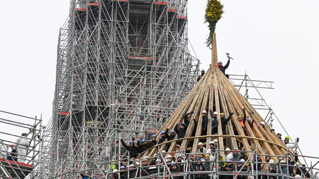"Ils ont sauvé Notre-Dame" (3/6) : une charpente digne de celle du Moyen-Âge
Cet épisode retrace le processus de reconstruction de la charpente de Notre-Dame de Paris, un exploit architectural réalisé en un temps record grâce à des techniques ancestrales et le savoir-faire de nombreux artisans.