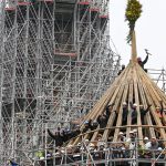 "Ils ont sauvé Notre-Dame" (3/6) : une charpente digne de celle du Moyen-Âge
Cet épisode retrace le processus de reconstruction de la charpente de Notre-Dame de Paris, un exploit architectural réalisé en un temps record grâce à des techniques ancestrales et le savoir-faire de nombreux artisans.