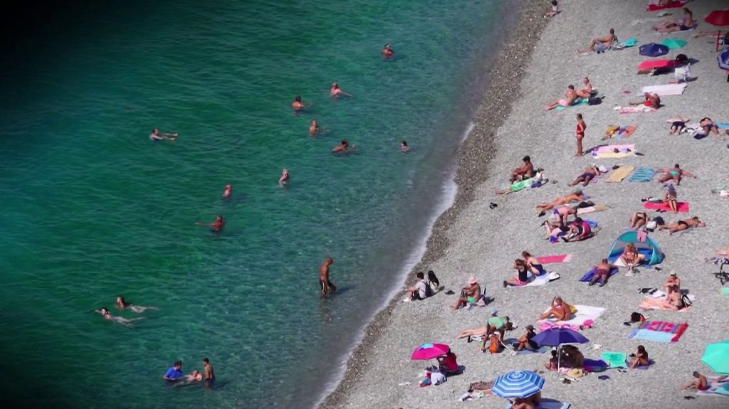 Alpes-Maritimes : record de chaleur à Nice en plein mois de novembre
Les effets du réchauffement climatique se font ressentir à Nice (Alpes-Maritimes), où le thermomètre avoisine les vingt degrés, mardi 5 novembre. Habitants et touristes oscillent entre joie et inquiétude.