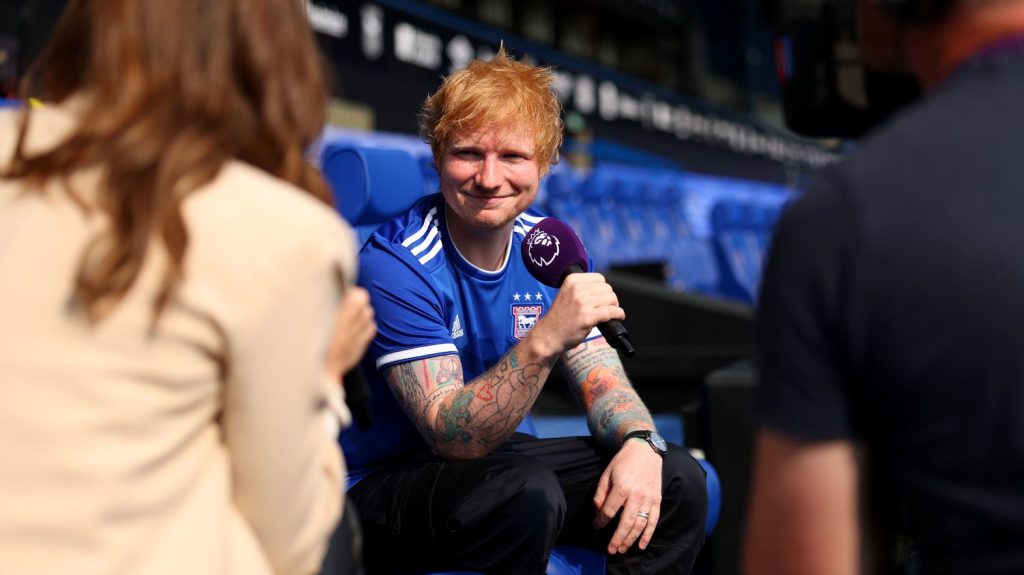Le chanteur Ed Sheeran recruteur surprise pour l'équipe de foot britannique d'Ipswich
Le joueur dont l'identité n'est pas connue a confié être fan du chanteur, ce qui l'a motivé à rejoindre le club.