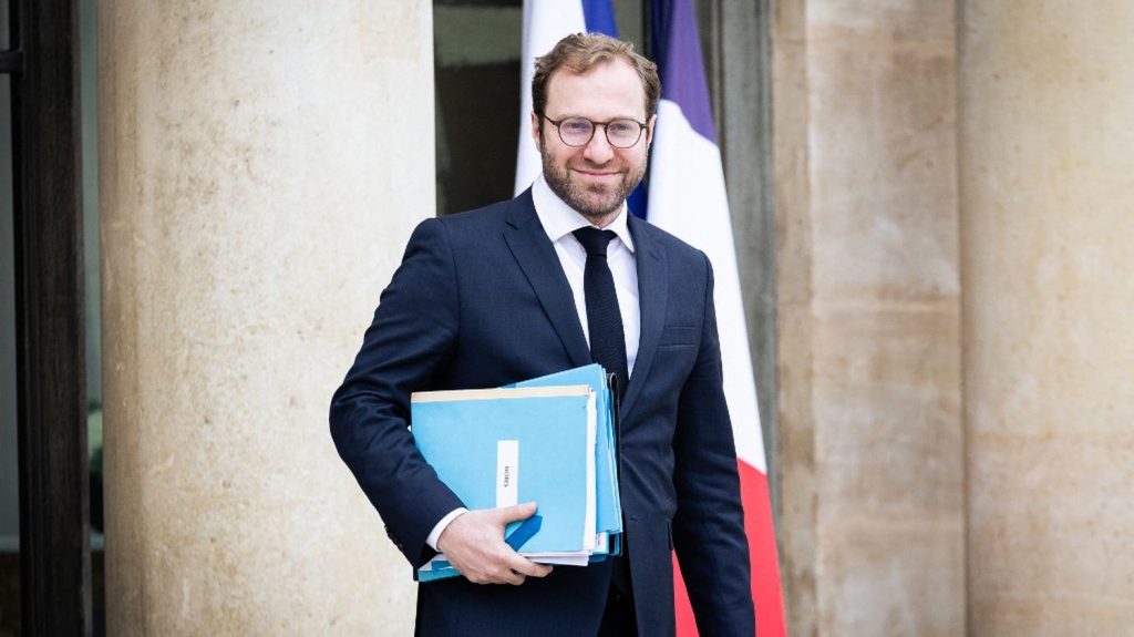 Allègements de cotisations patronales : "Les entreprises ne doivent pas être la variable d'ajustement", prévient le ministre de l'Economie
Le Sénat a approuvé mardi une mesure très sensible de réduction des allègements de cotisations patronales, qui devrait permettre de dégager trois milliards d'euros au détriment des employeurs.