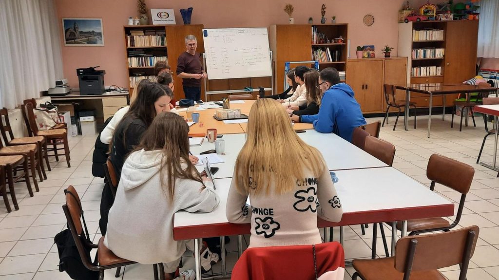 :
Reportage
"Je n'ai pas de solution" : dans le Grand-Est, l'Etat met la pression sur des réfugiés ukrainiens pour qu’ils quittent leur logement
Début octobre, des réfugiés ukrainiens ont reçu une lettre dans laquelle une association d'hébergement locale leur demande, faute d'insertion professionnelle et "d'autonomisation", de quitter leur logement. D'autres associations se mobilisent pour soutenir ces familles.