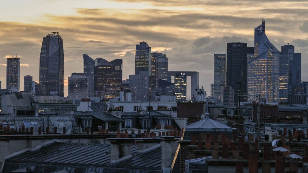 La rémunération des patrons du CAC 40 a augmenté de 6% en 2023, selon un rapport
La rémunération moyenne des dirigeants des groupes du CAC 40 est environ 95 fois supérieure à celle de leurs salariés, calcule Proxinvest. Un écart au plus haut depuis dix ans, si l'on excepte l'année 2021 après la crise sanitaire.