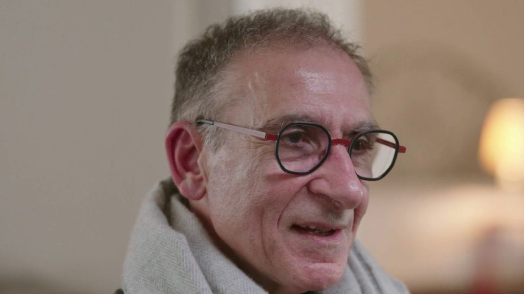 À la rencontre de Bernard Pino, le "plus jeune vieux médecin de France"
Il y a un an, Bernard Pino, 68 ans, a prêté serment à la remise de son diplôme de médecin généraliste. Le journal de 20 heures est parti à la rencontre de celui qui se dit le "plus jeune vieux médecin de France"