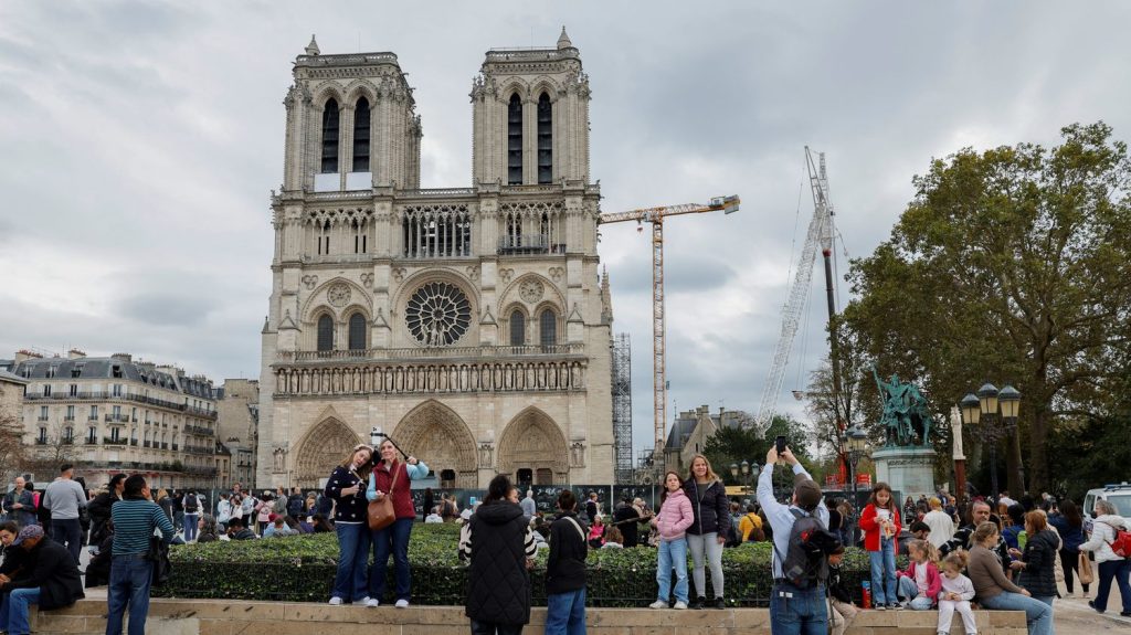 La moitié des Français prévoit de visiter la cathédrale Notre-Dame de Paris après sa réouverture
Notre-Dame de Paris doit rouvrir au public le 8 décembre après cinq ans d'une reconstruction colossale à la suite de l'incendie qui l'a ravagée en 2019.
