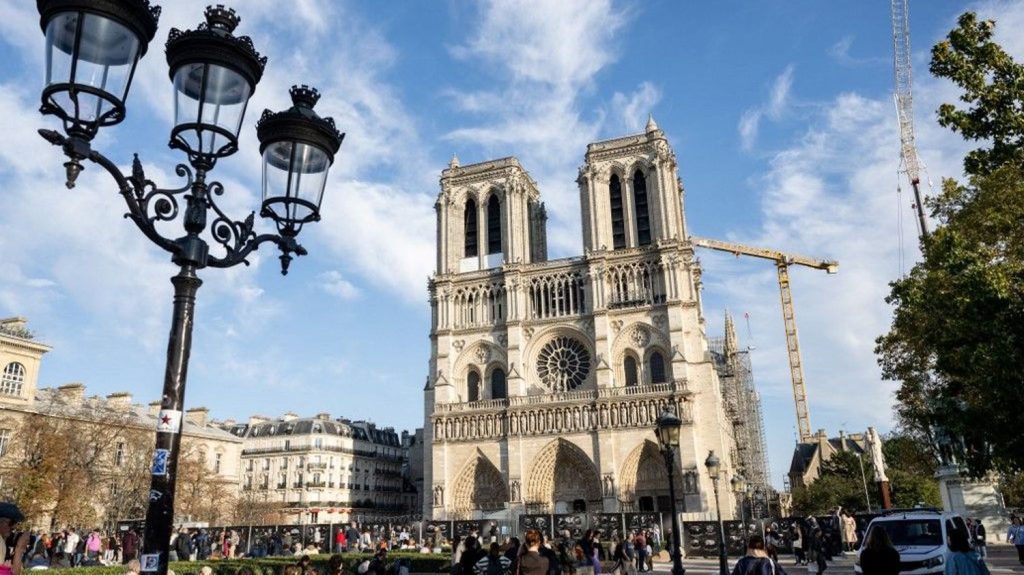 Notre-Dame de Paris : de "très grands artistes" internationaux attendus pour la réouverture le 7 décembre
Alors que les cloches retentissent pour la première fois depuis l'incendie, Philippe Jost, le responsable de la restauration de la cathédrale, fait des annonces pour la réouverture de Notre-Dame de Paris.