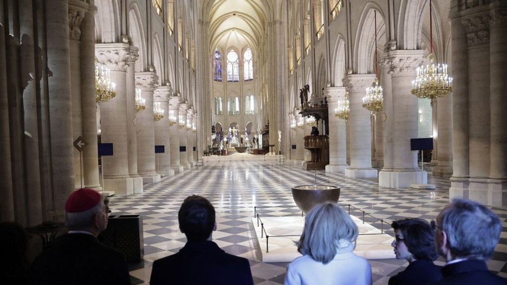 :
Vidéo
Réouverture de Notre-Dame : découvrez les premières images de l'intérieur restauré de la cathédrale
L'émission "Notre-Dame se révèle", diffusée vendredi sur France 2, a capté la cathédrale sous un jour renouvelé à l'occasion de la dernière visite de chantier du président Emmanuel Macron.