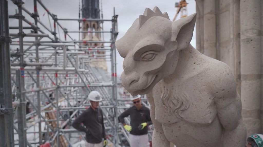 Notre-Dame de Paris : le travail colossal des artisans se dévoile
En cinq ans, de nombreux artisans se sont appliqués à restaurer Notre-Dame de Paris après l'incendie qui l'a ravagée en 2019. Charpente, voûtes, gargouilles... France Télévisions a recueilli leurs impressions sur ces travaux historiques.