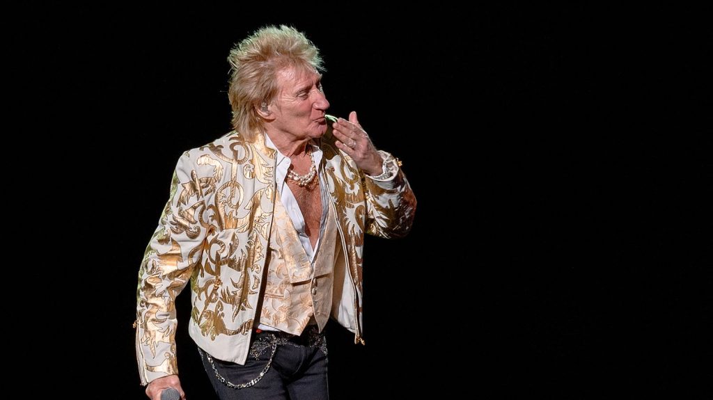 La star du rock Rod Stewart se produira en juin au festival de Glastonbury en Angleterre
En juin 2024, environ 210 000 personnes ont assisté à l'événement, où se sont notamment produits Coldplay, Dua Lipa et SZA sur la mythique Pyramid Stage.