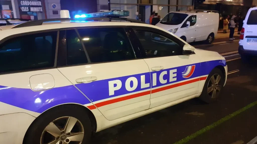 Homme abattu à Saint-Etienne : la piste d'une crise psychiatrique privilégiée
Un individu, armé de couteaux, a légèrement blessé une passante, qu'il a retenu en otage au moment de son interpellation. La piste terroriste a été écartée.
