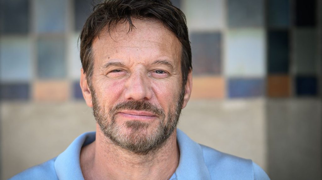 Samuel Le Bihan : "Je suis devenu une valeur en télé"
Le comédien, héros depuis 10 ans de la série à succès de France 3 "Alex Hugo", incarne le navigateur Yves Parlier dans un téléfilm diffusé lundi sur France 2. La fiction retrace l’incroyable Vendée Globe du marin en 2000. Confronté à de multiples difficultés, il refusa d’abandonner la course.